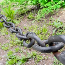 Fragment van een oude ketting in het park