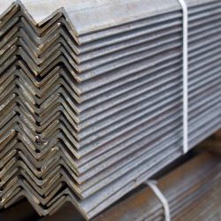 Metalen profiel hoek in verpakkingen bij het magazijn van pr (1)