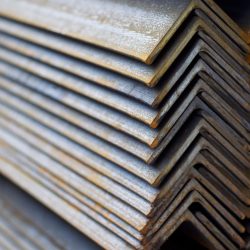 Metalen profiel hoek in verpakkingen bij het magazijn van pr