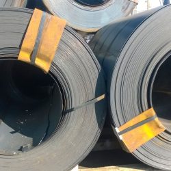 Staalplaten samengevouwen in rollen. Exporteren van staal. V (1)