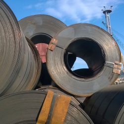 Staalplaten samengevouwen in rollen. Exporteren van staal. V