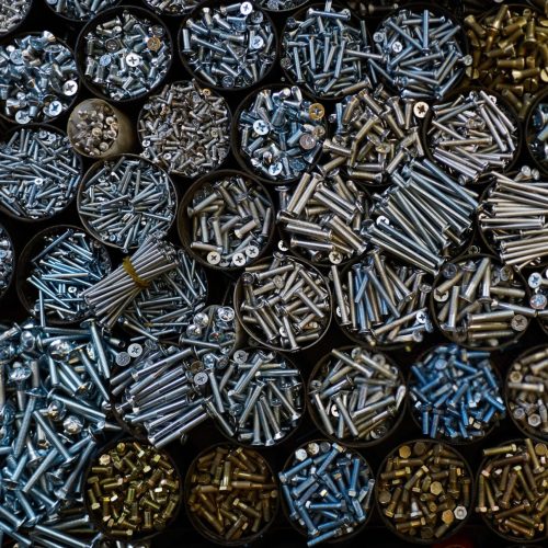 Textuur veel potten met verschillende metalen bouten