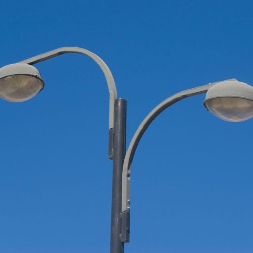 Twee grijze straat lantaarnpaal